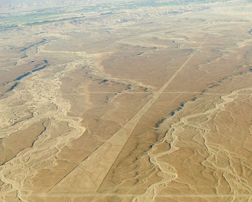 Gerade Linien, die das Hochplateau durchziehen
