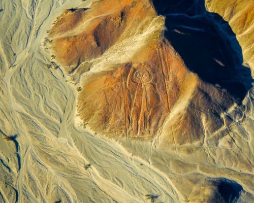 Le géoglyphe de l'Astronaute dans le désert de Nazca, vu du ciel