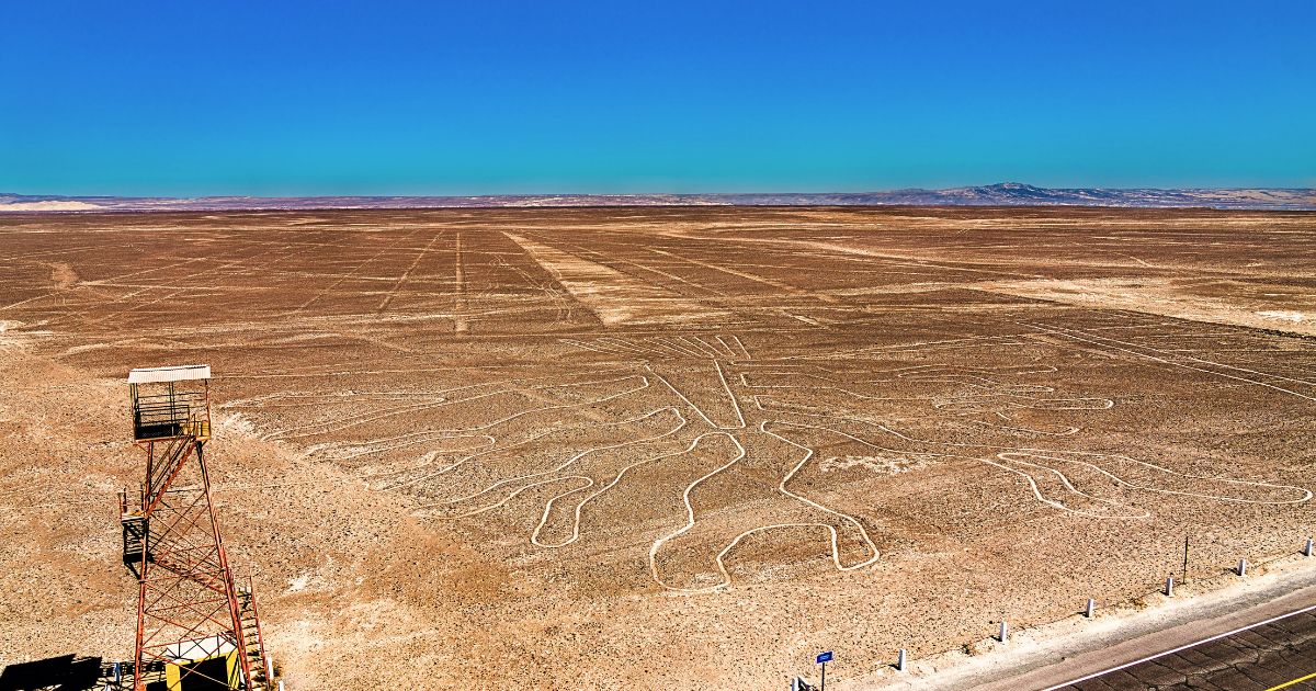 Mirante das Linhas de Nazca Mirante metálico das Linhas de Nazca ao lado da Rodovia Pan-Americana no deserto do sul do Peru